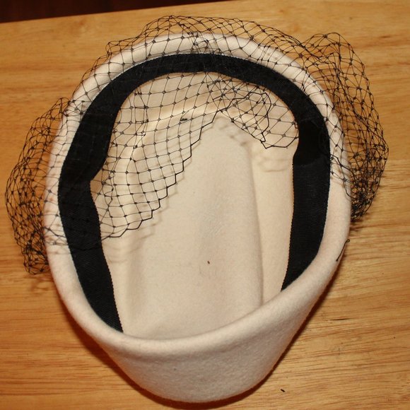 Women's Vintage Pill Box Hat with netting - Picture 3 of 3